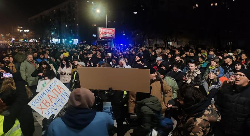 Újvidéken incidens nélkül, Újbelgrádban rendőri rohamtámadással ért véget a tüntetés (videóval)