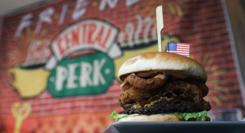 Egy falat az Öcsi Szendóból a népszerű győri burgerezőben - fotók, videó