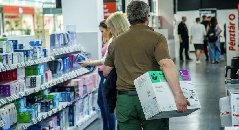 Ezért integet mérgesen az eladó, ha így használod a telefonod: sok bolt a mai napig tiltja!