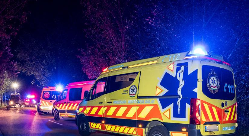 Rohant a mentő: Hatalmas csattanás Budapesten