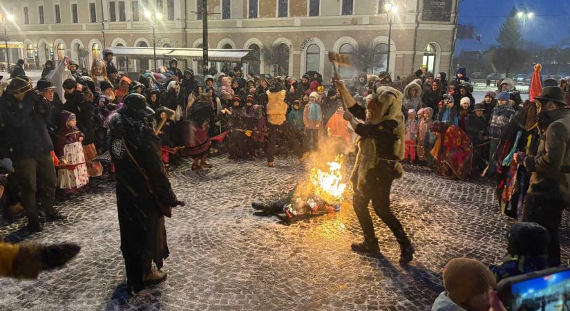 Szakadó hóban űzték el a telet Sepsiszentgyörgyön (VIDEÓ)
