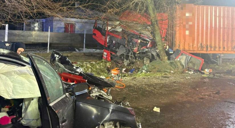 Halálos ütközés: két személy meghalt, egy gyermeket sikerült újraéleszteni