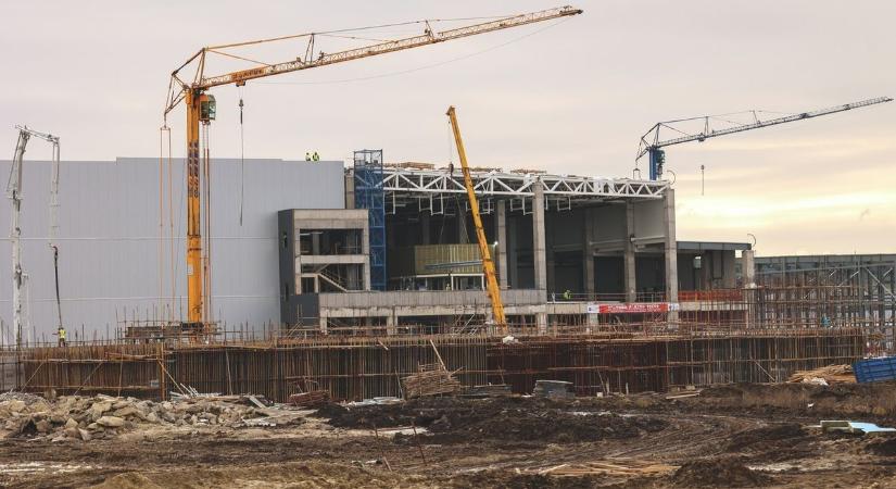 A BYD gyár építkezésén meghalt egy munkás, még folynak a vizsgálatok