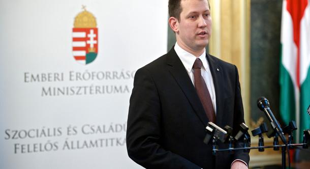 Kormánypropaganda, egyház dicsőítése – idősotthon alapkövét fektették le Egyeken