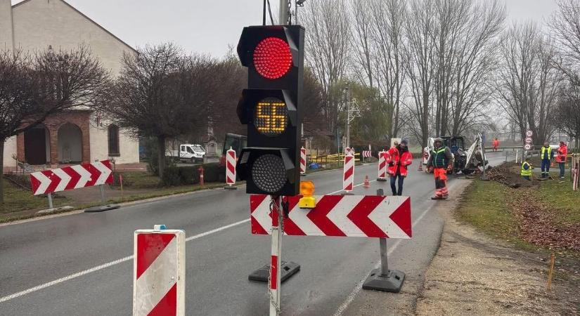 Építik a közlekedési csomópontot Győrújfalun, hosszú dugó vár az autósokra
