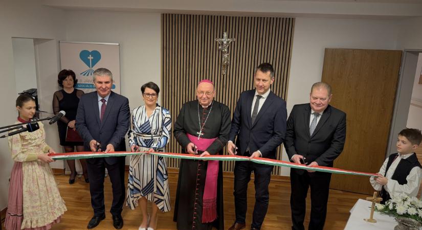 “Béke”propaganda Hajdúszoboszlón: így adták át az új szociális otthont