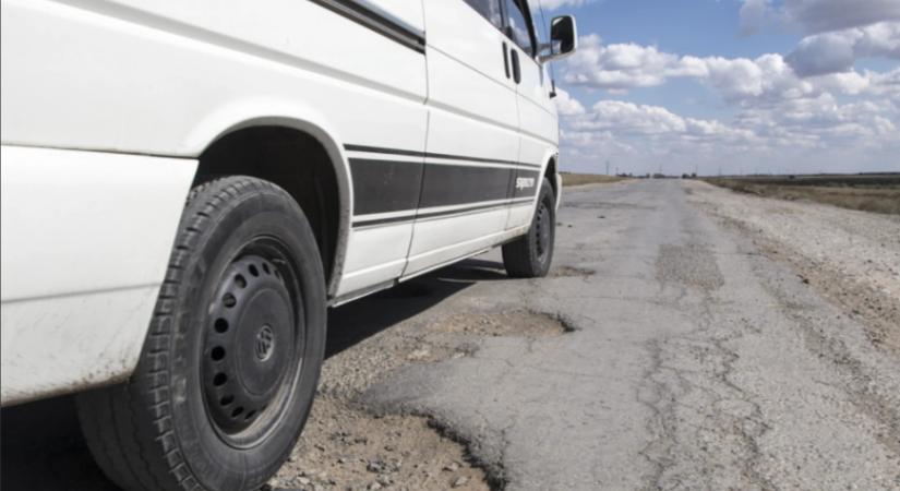 Kátyúba hajtott? Itt van, ki fizet a javításért