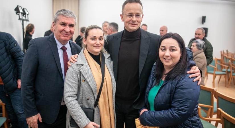 “Miniszter úr elismertsége, népszerűsége töretlen, energiája határtalan” – így rajongtak Szijjártóért Berettyóújfaluban és Püspökladányban