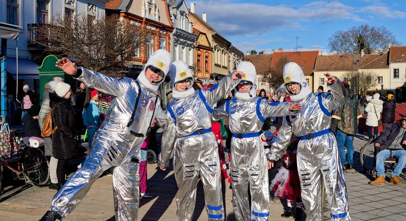 Farsangtemetés és bolondesküvő, avagy télűző maskarások felvonulása Kőszegen