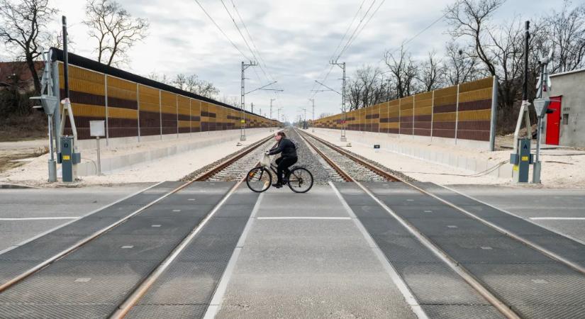 „Tíz percen túl is zárva tartható” – Dunaharasztiban négy szintbeni átjáró is épült a Budapest–Belgrád-vasútnál
