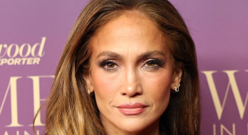 Jennifer Lopez bemutatja: egy stílusos alternatíva sapkák helyett, ami 2026 telén kihagyhatatlan darab a nők számára