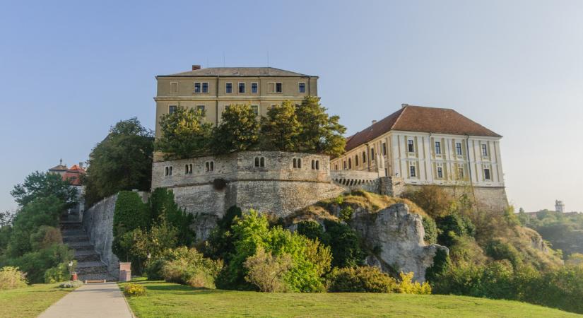 Ilyen kastélyokat vesz a hazai elit 2026-ban: súlyos milliárdokért eladó a magyar Versailles