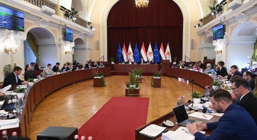 Már katona is van a Fővárosi Közgyűlésben, egy városatya pedig jóval kevesebbet kér bérlőitől