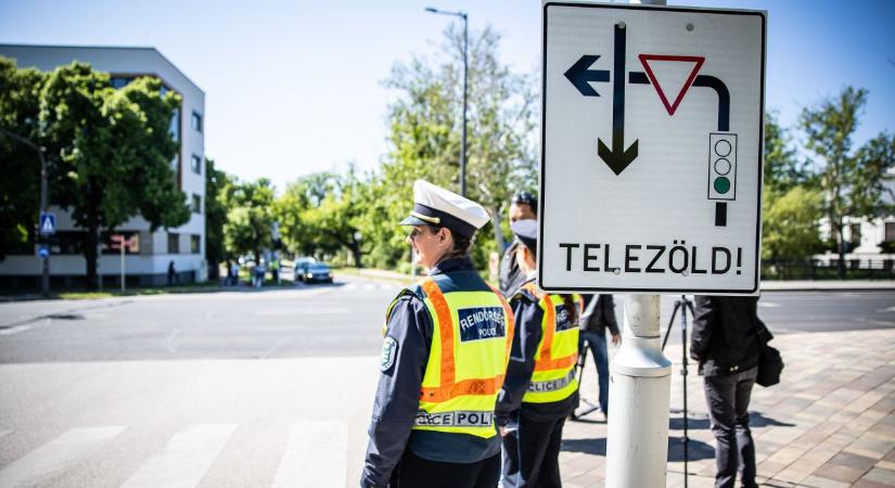 Változás: öt új KRESZ-táblával találkozhatnak az autósok az utakon – mutatjuk, melyik mit jelent