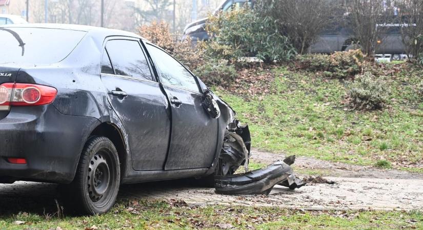 Lesodródott a Szabadság téri útkereszteződésben egy autó, a sarki kisparkban állt meg