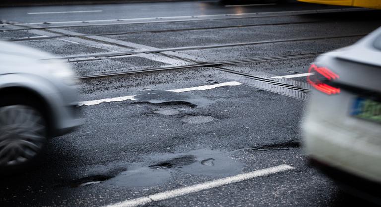 A Magyar Közút szerint kétszer annyi a kátyú most, mint tavaly, heti hét napban zajlik az útjavítás