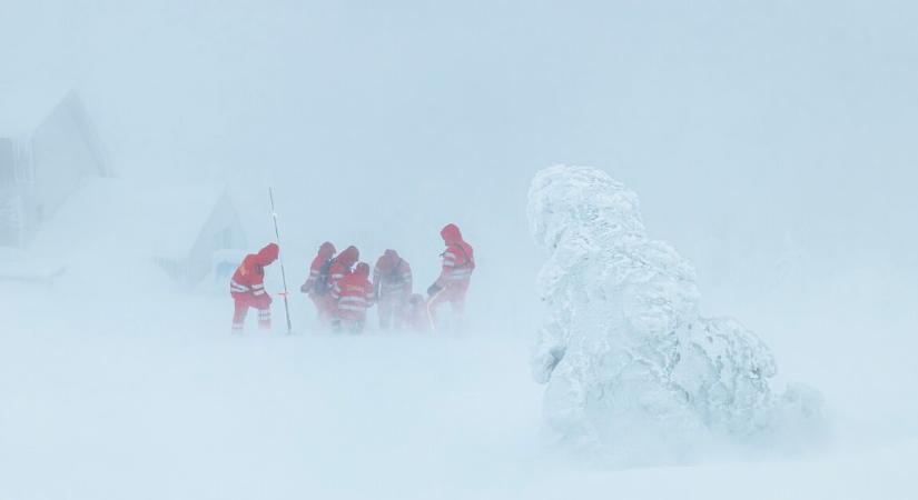 Rendkívüli helyzet állt elő – eltűnt 10 síelő