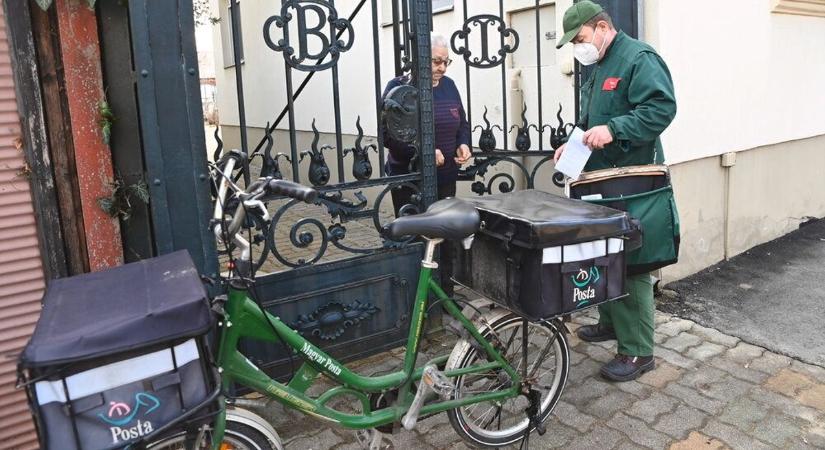 Nyugdíjasok, figyelem: mától ismét érdemes várni a postást!