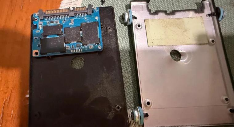 Visszatért a halálból egy átfúrt SSD, akár érzékeny adatok is kiszivároghattak volna róla