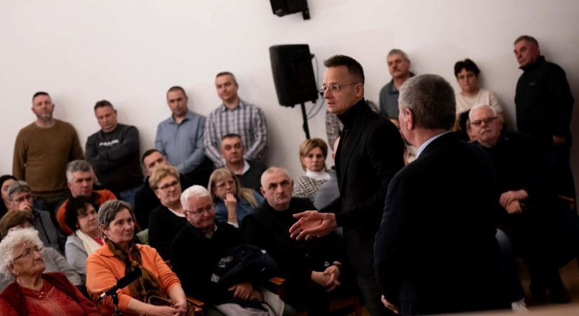 „Önök rémhíreket terjesztenek" – Szijjártó Péter kampányolt