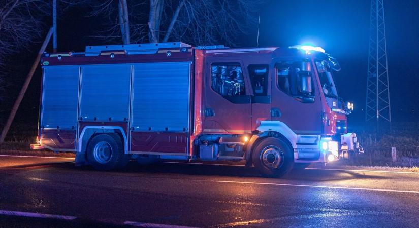 Árokba borult egy autó, egy embert a tűzoltók emeltek ki a járműből