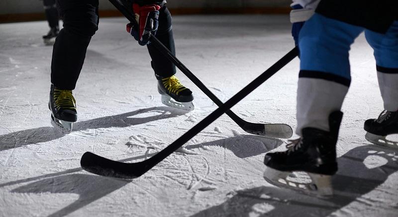 Korábbi feleségét és gyerekét lőtte le egy saját magát nőként azonosító férfi egy jégkorongmérkőzésen