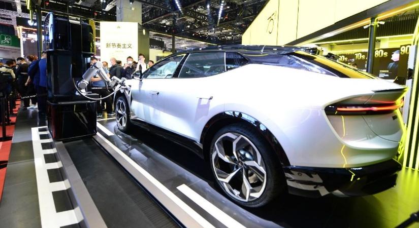 Itt a példa az EU-nak: eltörölte a totális kínai vámot a világ egyik legnagyobb országa, egyből a felére esett az elektromos autó ára – jönnek a filléres modellek