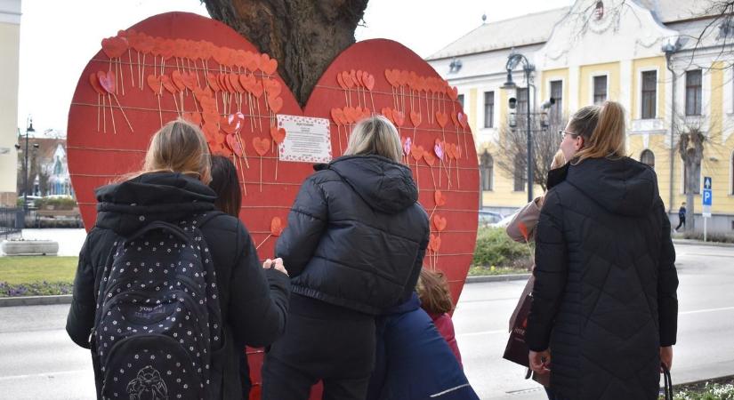 Titkos üzenetek lepték el Ceglédet – ez állt bennük