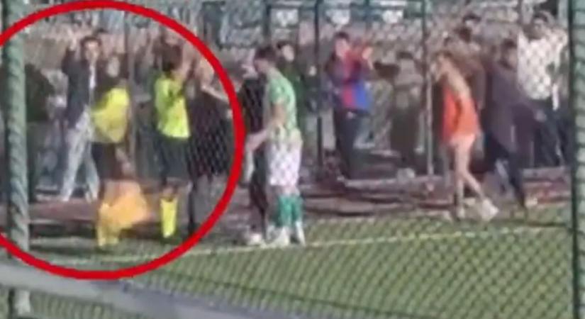 Sokkoló jelenet: rollerrel dobták fejbe a partjelzőt egy focimeccsen – videó