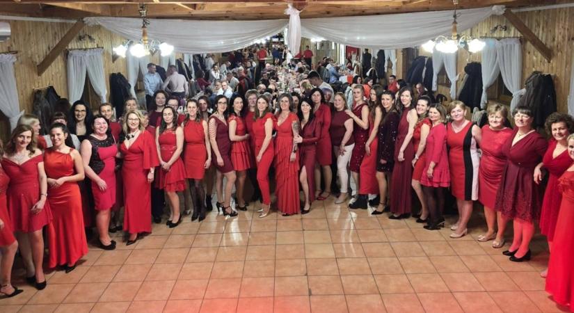 Mindenki pirosban - Idén is hatalmas siker volt a sokorópátkai bál