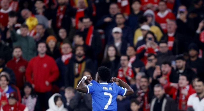 Hatalmas balhé Lisszabonban: majmozás miatt félbeszakadt a meccs, a madridiak vissza sem akartak menni a pályára (VIDEÓ)