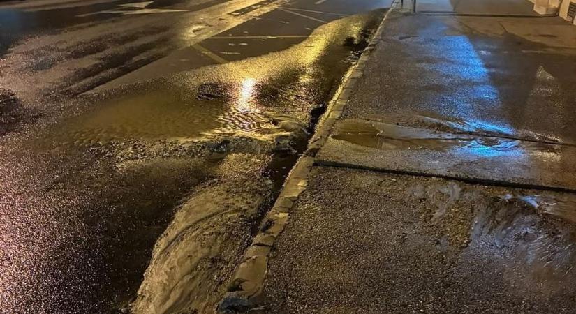 Csőtőrés volt a Széchenyi téren Sopronban, lajtoskocsiból kapnak vizet a lakók