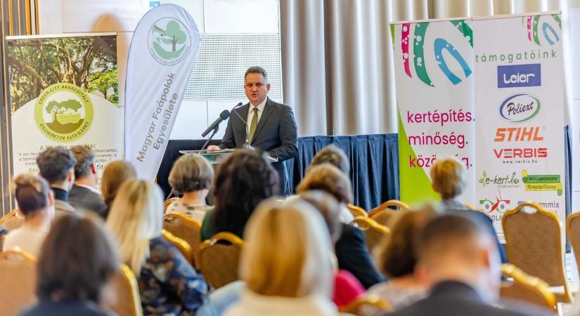 Milliárdos mentőöv a díszkertészeknek - jelentették be Egerben