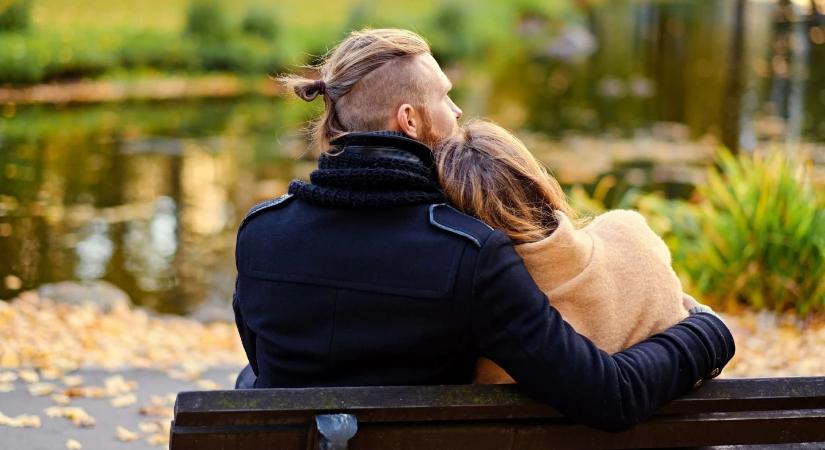 Tabudöntő kutatás: ezért tesz boldogabbá egy fiatalabb férfi