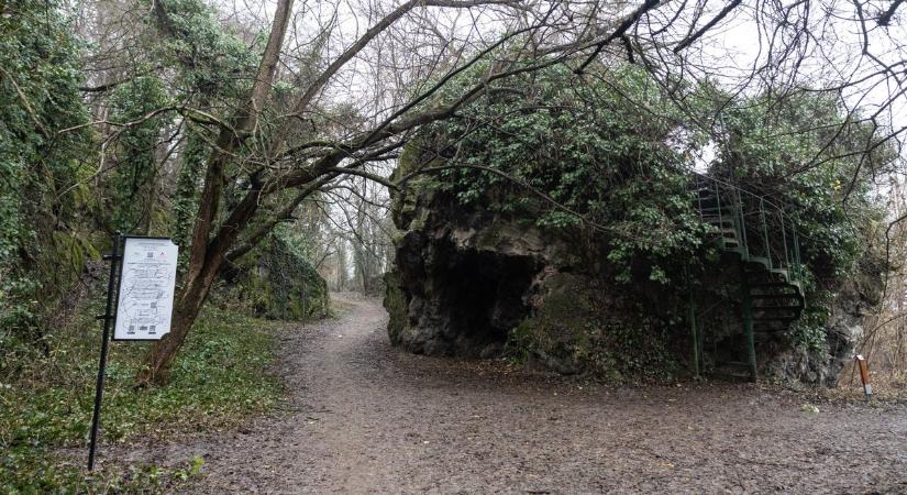 Kőtömb nyomta agyon a lovast a történelmi kisvárosban, máig nem tudni, ki volt ő