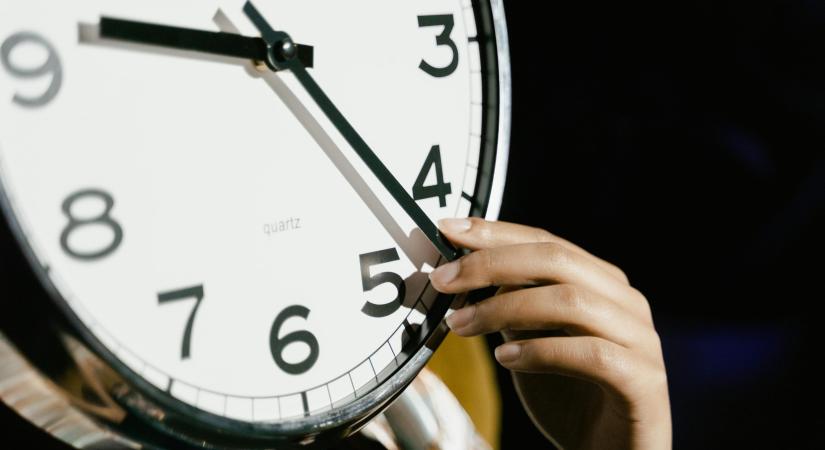 Mikor lesz az első óraátállítás 2026-ban? Mutatjuk a pontos időpontot