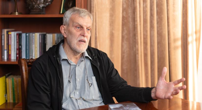 Filozófus figyelmeztet: Már csak egy isten menthet meg bennünket!