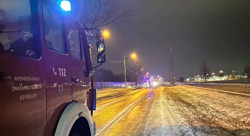 Jeges úton csapódott árokba az autós két település között  helyszíni fotók