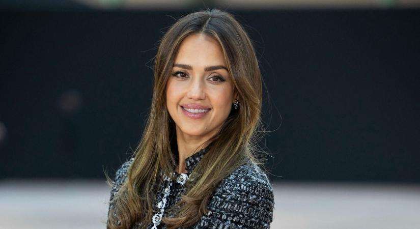Jessica Alba ezzel a rejtélyes férfival vigasztalódik válása után
