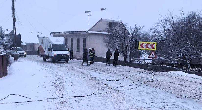 Baleset Hargita megyében: leállították a forgalmat, mert az úttestre estek a villanyvezetékek