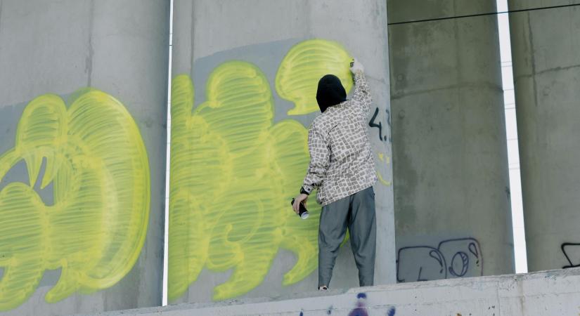 Egy apró részlet buktatta le a győri falfirkálót