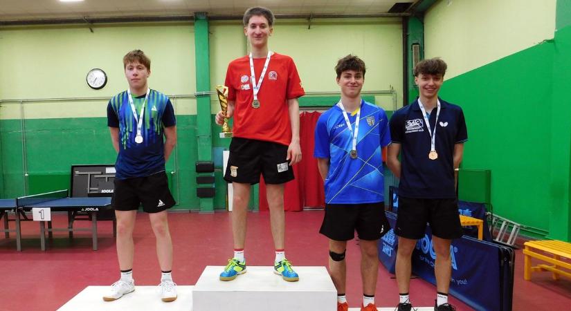 Végigverte a mezőnyt, egyéniben és párosban győzött a szekszárdi fiú