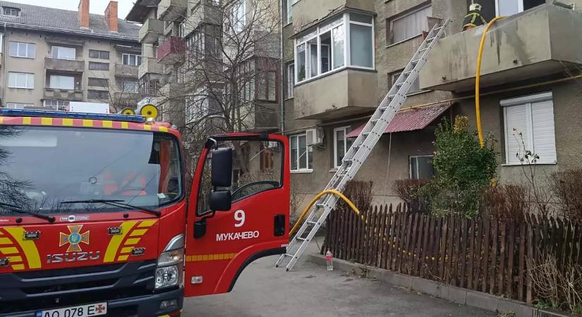 Kimenekítettek egy férfit az égő lakásból Munkácson