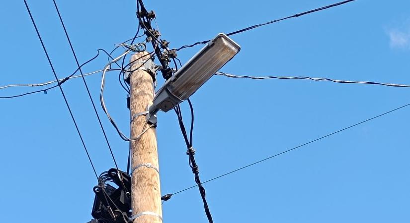 Nekiment a kocsi a betonoszlopnak a zalai faluban, leszakadt a vezeték