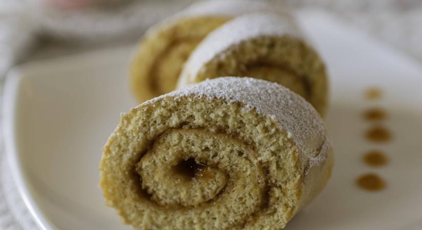 Puha, karamellás piskótatekercs házilag: ellenállhatatlan süti egyszerűen