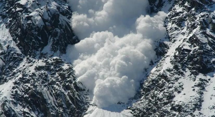 Minden perc számít: 10 síelőt elsodort a lavina, nagy erőkkel keresik őket