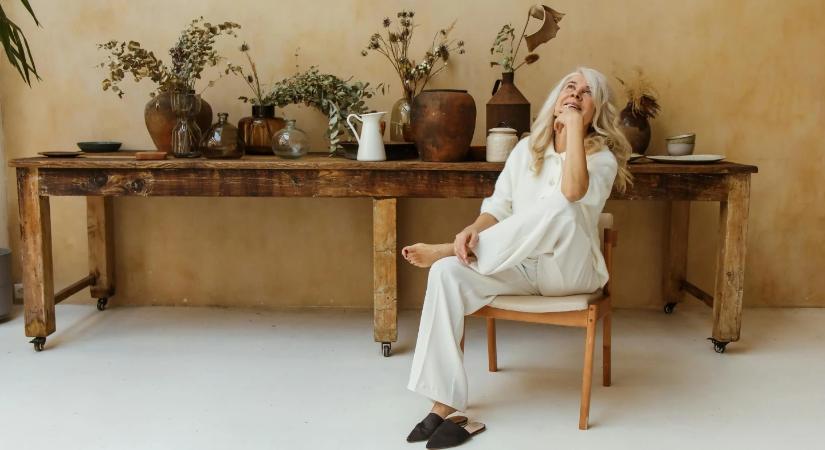 Miért teszik ösztönösen keresztbe a lábukat a nők? A testbeszéd titkai