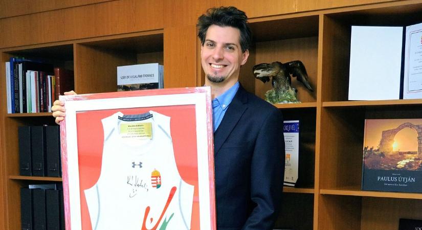 Egy legenda relikviájára lehet licitálni a dunaújvárosi kórház javára