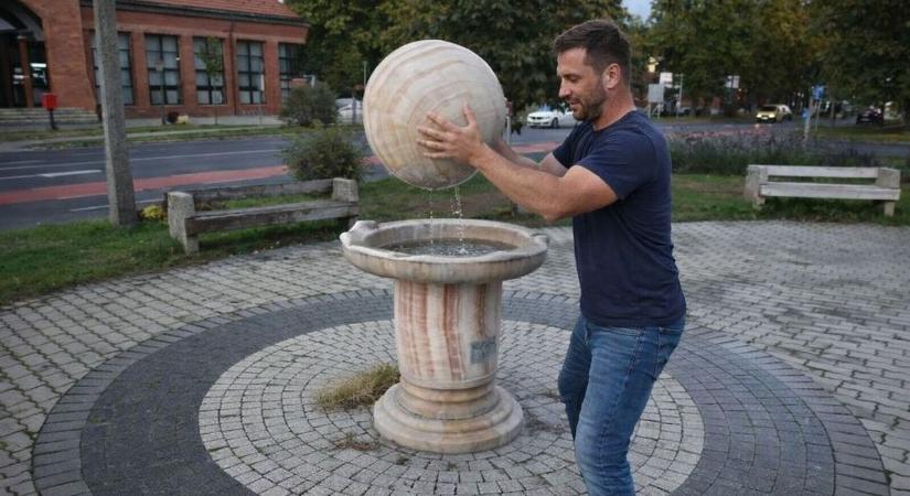 Erősre itta magát a részeg fiatal, tönkre is tette a barcsiak szökőkútját brahiból