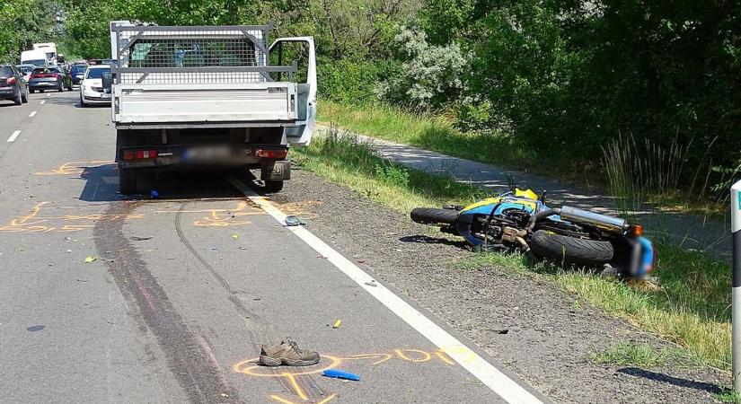 Nem adott elsőbbséget, motorost gázolt a főútra kanyarodó teherautó – fotók